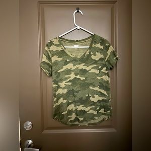 Old Navy Green Camo V-Neck Tee, Size S